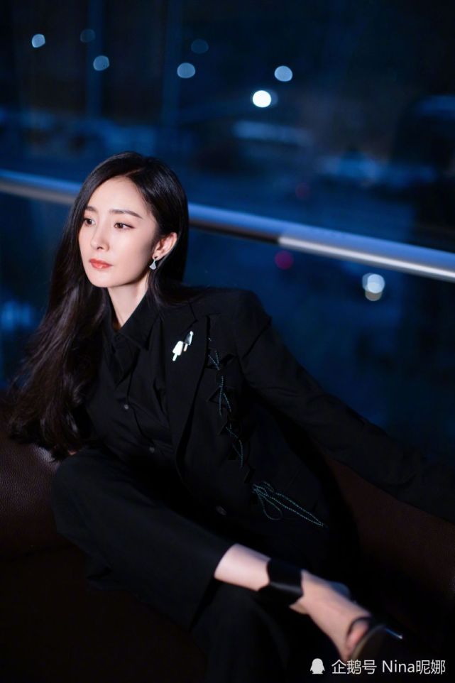 34岁杨幂太飒了!穿西装黑长直亮相公益盛典,好霸气的"女干部"