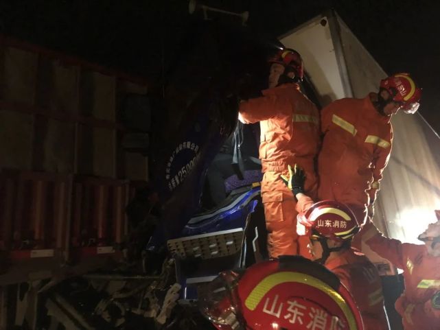滨州:冷藏厢式货车追尾停放半挂车 消防成功解救被困人员
