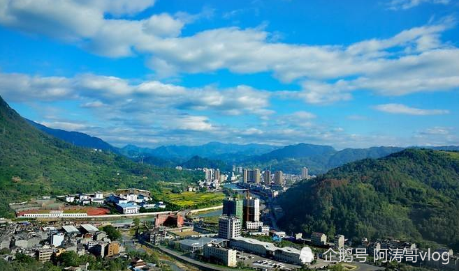 全县东接瑞安市,南临平阳县,苍南县,西南倚泰顺县,景宁县,北接青田县