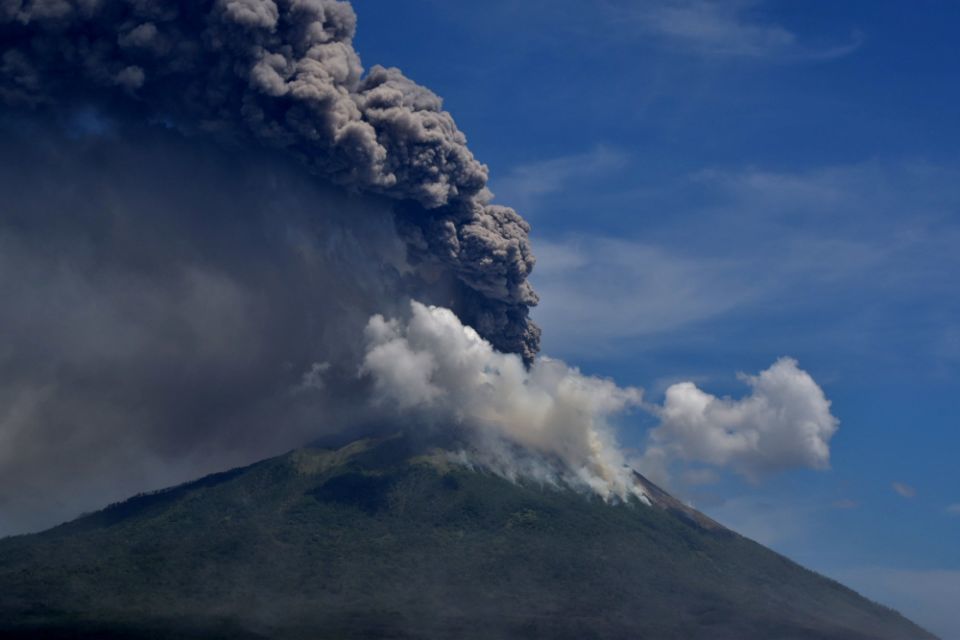 该火山距印度尼西亚首都雅加达以东约2500公里,当天的喷发持续了10