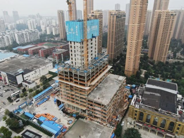 1米修长身材的湖北金控大厦位于武汉市中心中北路东侧,项目建成后将