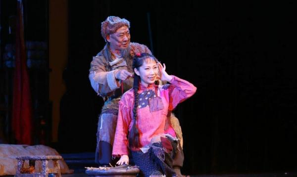 喜儿清白被黄世仁玷污后为何宁愿变成白毛女也不选择自尽