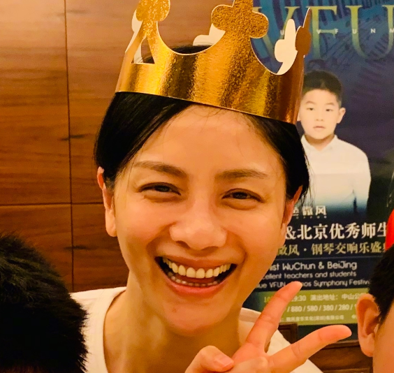 这是胡可45岁生日,虽然是素颜出镜,皮肤光滑笑起来也没有鱼尾纹,但就