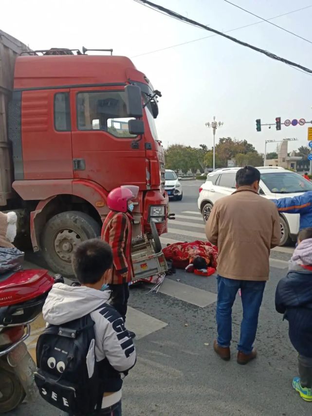 現場直擊鹽城一三輪車被大貨車撞翻壓扁