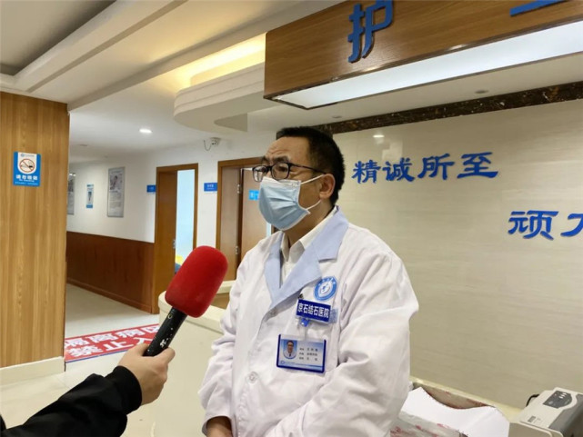 王怀亮在采访中讲解肾结石知识