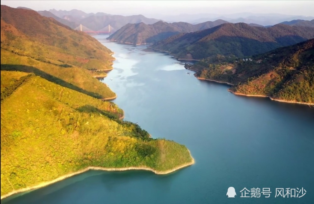 紅水河景區風光:湖泊優美如畫,峭壁高聳,雲霧繚繞,景色秀麗