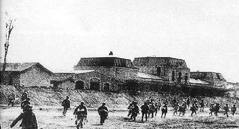 1947年 4 至 7 月,冀中部队配合军区部队进行了清风店战役,全歼蒋嫡系