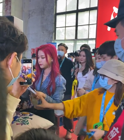 刀小刀线下参加活动被拍看到她与男粉的合照方式我承认我羡慕了