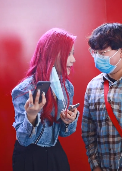 刀小刀线下参加活动被拍,看到她与男粉的合照方式