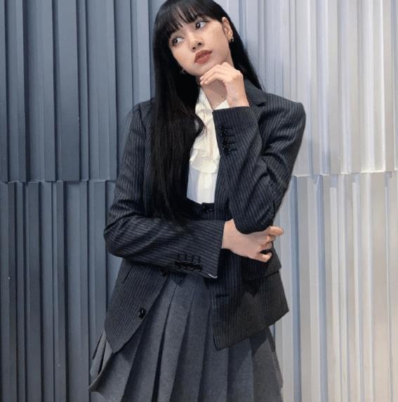 lisa无惧威胁近照校服裙秀出芭比腿终于懂了女团压力