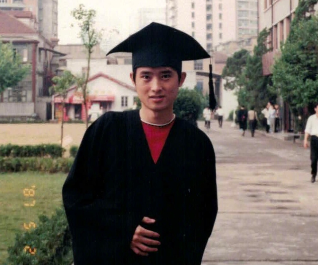  . 李冰冰任泉晒旧照为母校庆生