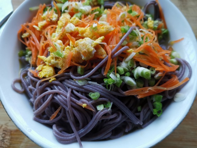 胡萝卜葱花鸡蛋紫米线