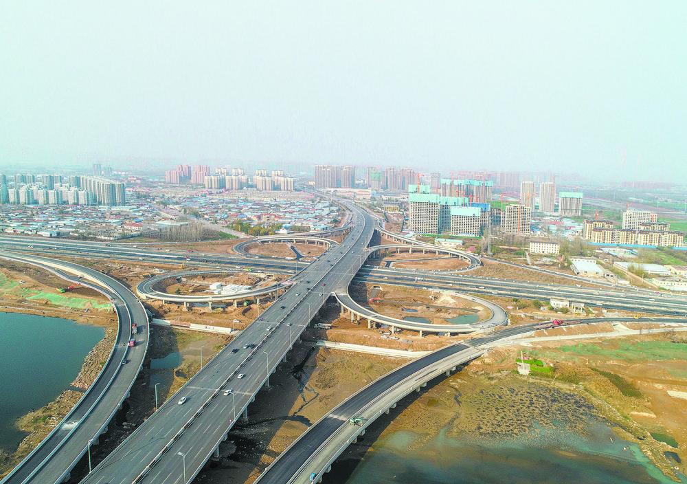 12月1日,市重点民生工程人民路与南外环互通立交桥主体工程全线建成