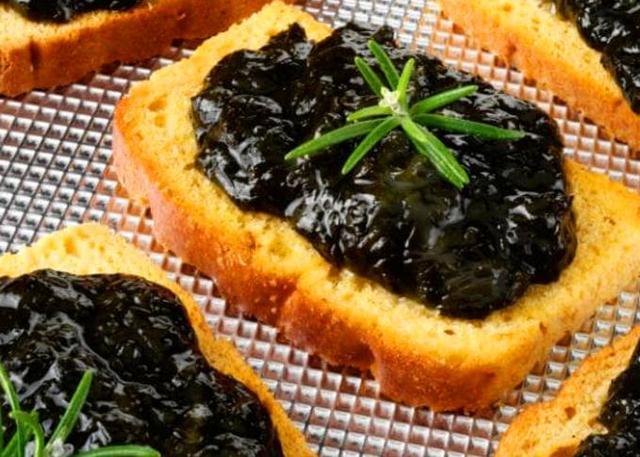 莱佛面包是英格兰和威尔士部分地方的特产,这是由海藻烘制而成的面包.