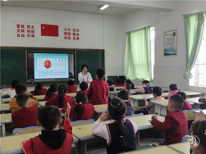筑牢眼健康防护墙西山区崇新小学爱眼护眼知识讲座进校园
