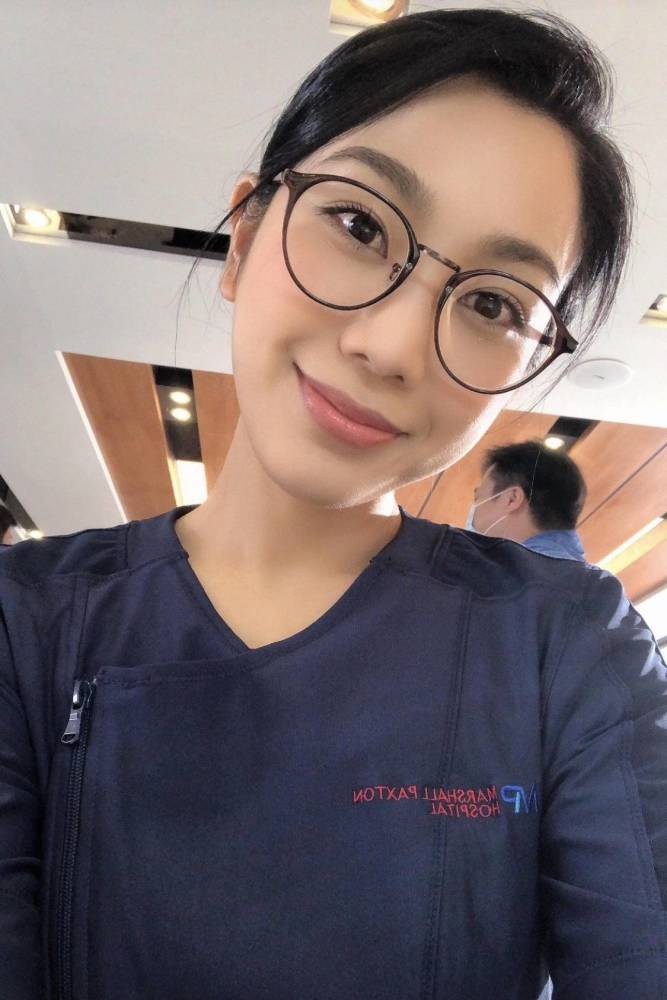 姜丽文出席活动穿着大胆直言获得未婚夫理解秦沛不着急催生