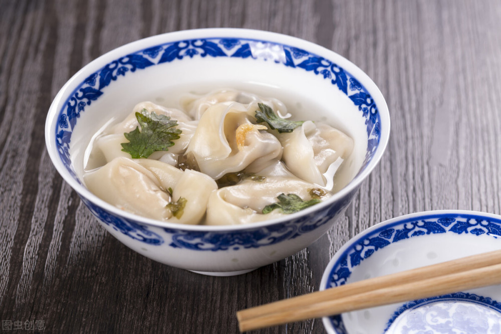 克,猪肥肉150克,鸡粉3克,馄炖皮50张,胡椒粉3克,黄酒20毫升,白糖3克