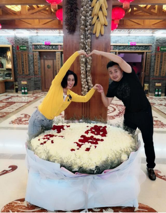 媳妇"化妆后变了一个人,浓妆艳抹的样子,美得不敢认|化妆|谢广坤|赵燕