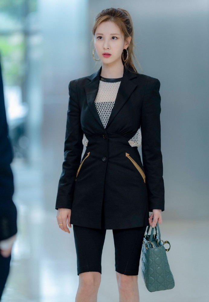 徐贤私服是真嫩,面包服配紧身裤轻松凹出大长腿,冬天也能瘦瘦哒