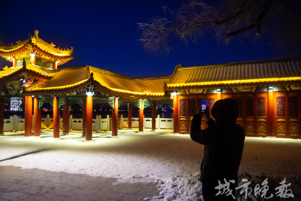 光影南湖 温馨冬夜——长春南湖公园船台又添夜景