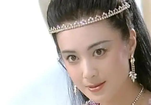 当年,傅艺伟将宠妃的青春貌美,风华绝代,狠毒残忍表现得淋漓尽致,她的