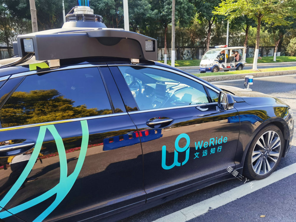 广州这少人的岛上亲身体验无人驾驶出租车问有人