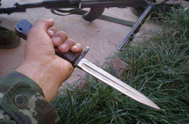 特种兵最凶悍军刀第1威力碾压三棱军刺牛解放军抢着用