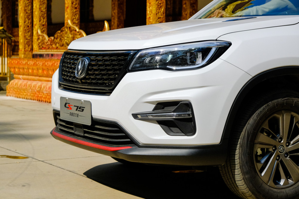 侧面部分,硬朗的线条勾勒出浓厚的肌肉感,再配合上新款18英寸深灰双五