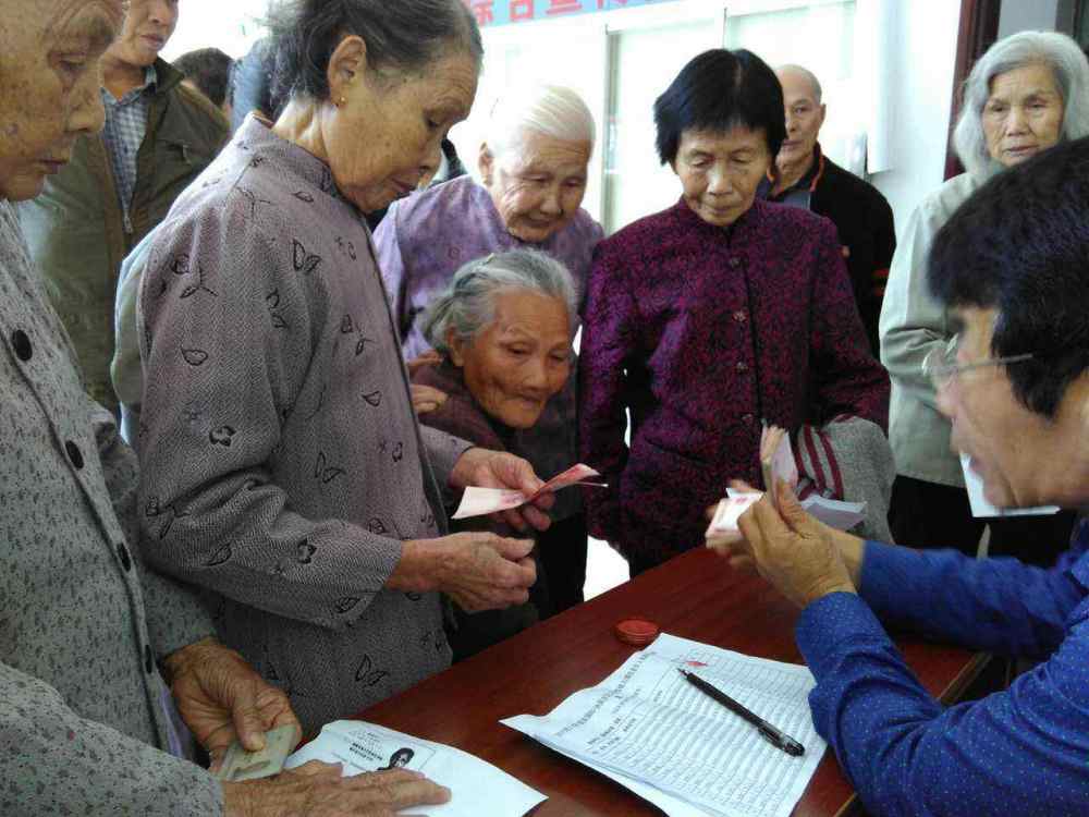 農村養老保險,每年交二百元和五千元,60歲養老金差別有多大?