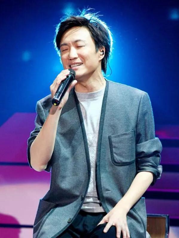 郑中基是香港著名富二代花花公子暗讽巫启贤是过气明星