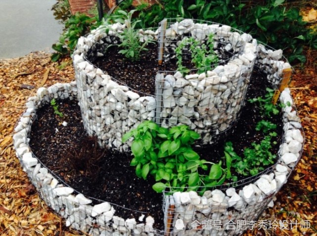 10㎡院子捯饬捯饬拉来一车旧红砖砌个螺旋花坛试试种菜种花