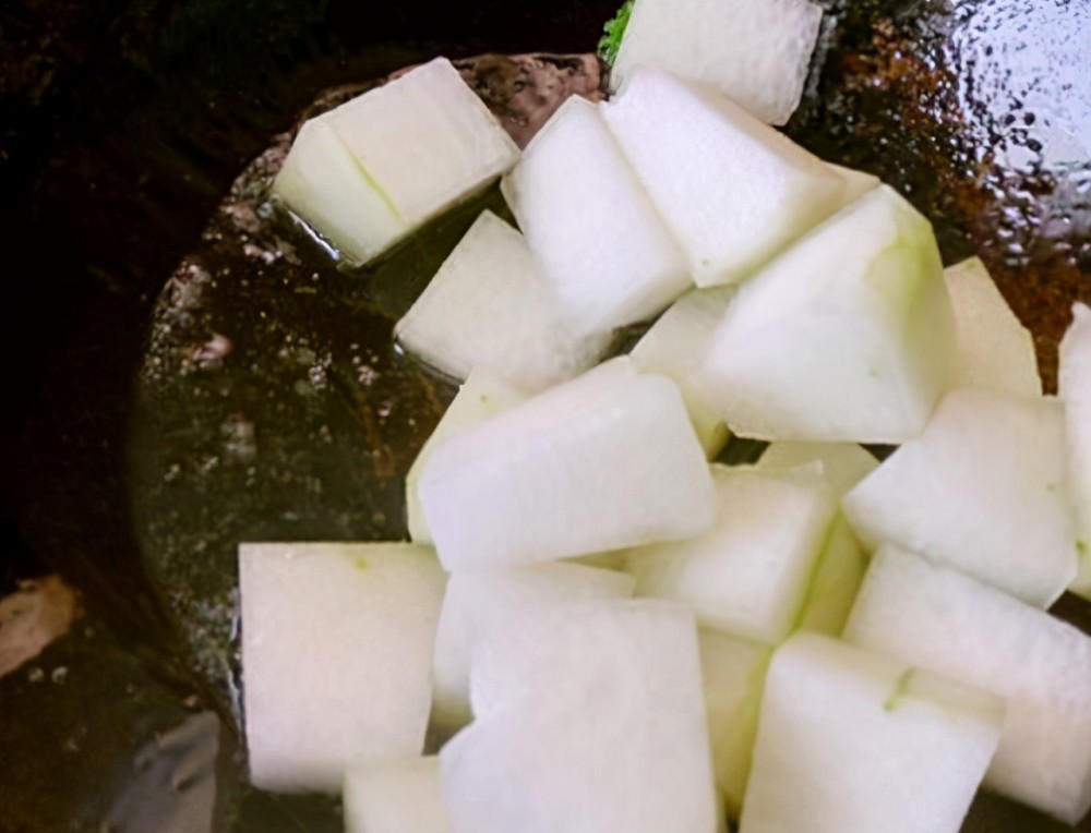 3,冬瓜炒软之后,添入适量食盐,生抽和醋进行调味,炒匀后即可出锅盛盘