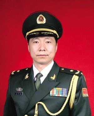 他18岁考上空军38岁成为上校43岁晋升少将如今更厉害