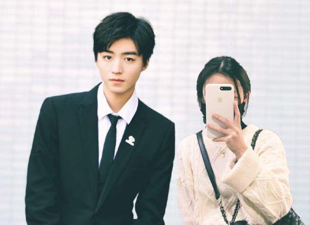 王俊凯首次晒和表姐合照,两人五官神似颜值高,粉丝跪求表姐快出道