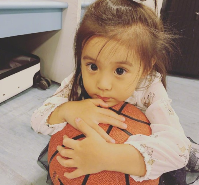 修杰楷二女儿变美啦!5岁咘咘生活照被传开,这正脸颜值好绝