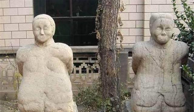 2005年,当他回到南京祭祖,却发现自己的母亲陈璧君和父亲汪精卫跪像.