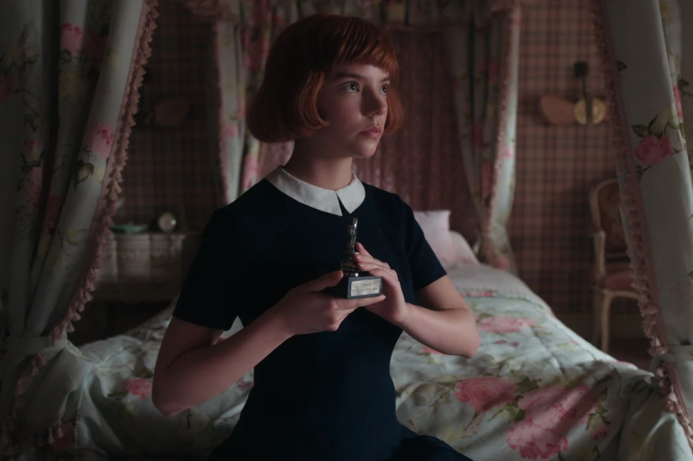 在女主被领养后的眉上刘海波波头,背带裙针织衫,小皮孩邮差包,乖到不