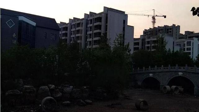 可惜保定一烂尾楼已经烂了10年如今被流浪汉占领