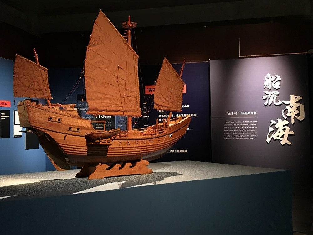 其实这么大型的商船出现在宋朝并不意外,据史载宋朝时期年造船量约