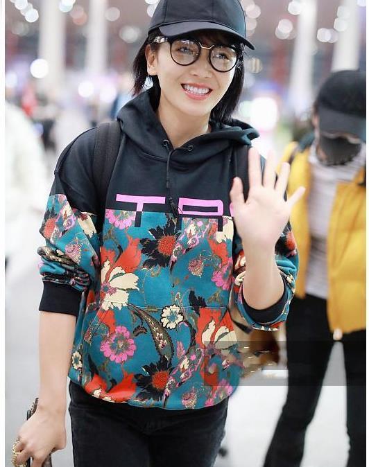 40岁刘涛装嫩太放肆牛仔裤配上连帽卫衣网友这位阿姨有点撩