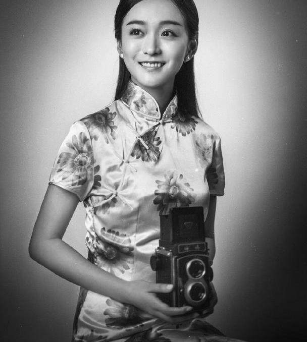 小周迅何泓姗的少女感绝了穿金色旗袍娇俏灵动哪像33岁