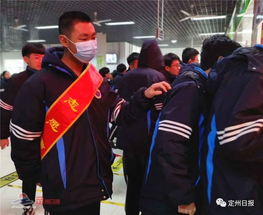 在定州实验中学食堂学生们吃饭是这样的场景