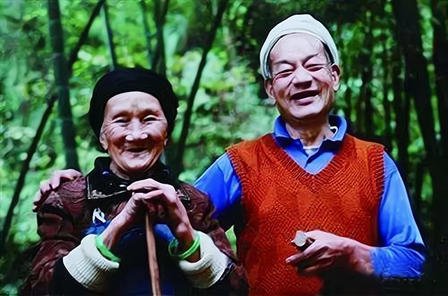 19岁少年带29岁寡妇隐居深山,凿6000多级"爱情天梯",白首不离