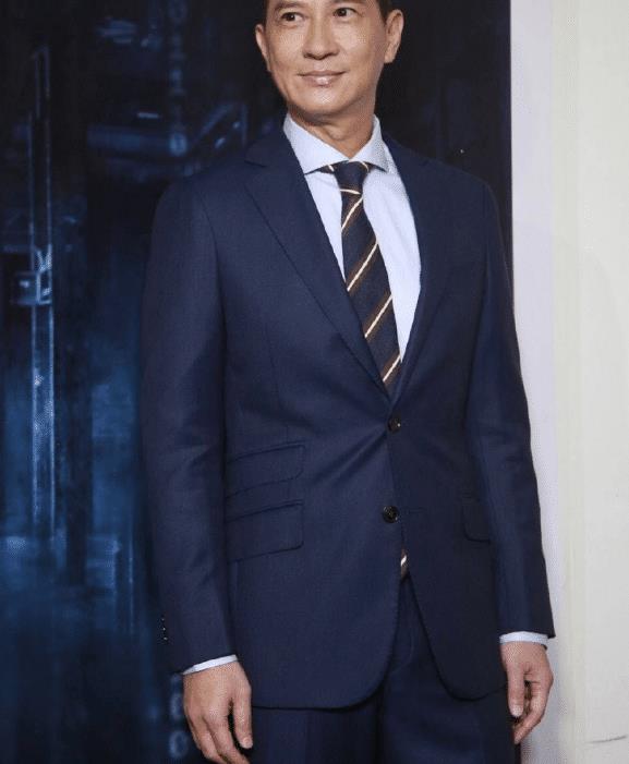 张家辉近照公开突然暴瘦好憔悴面对镜头快走脚步慌张