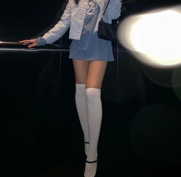 有种"腿精"叫jennie的腿,当她站直那刻,这腿快细成一条直线