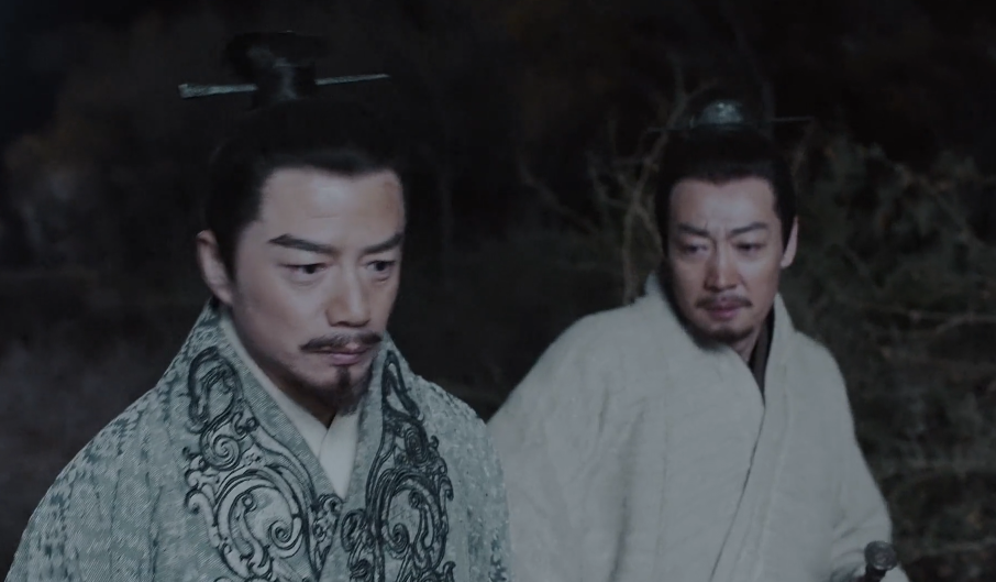 但是在得到吕不韦的肯定回答后,嬴异人停下来了,在天下和妻儿之间,他