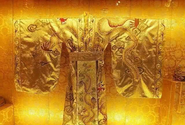 秦始皇穿的是黑色龙袍为何后世帝王穿的都是黄色的刘邦我们可不敢穿