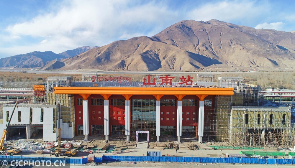 0 近期,西藏自治区山南市最大的火车站山南站施工进入最后冲刺阶段