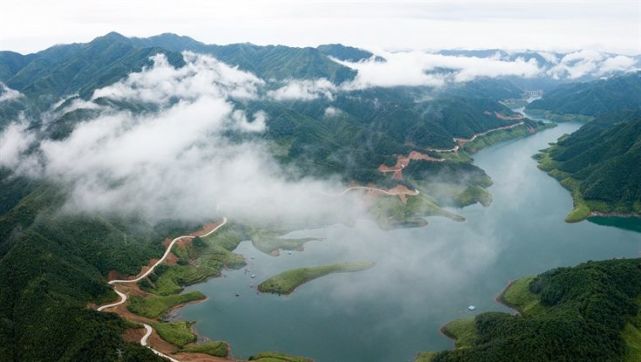 千山拥翠漏细流,一龙卧波锁大江.观山形之奇艳,视水象之柔和.