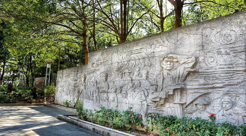 圖為東莞大嶺山鎮的東江縱隊紀念館前廣場,在紀念館後的山坡上,展出了